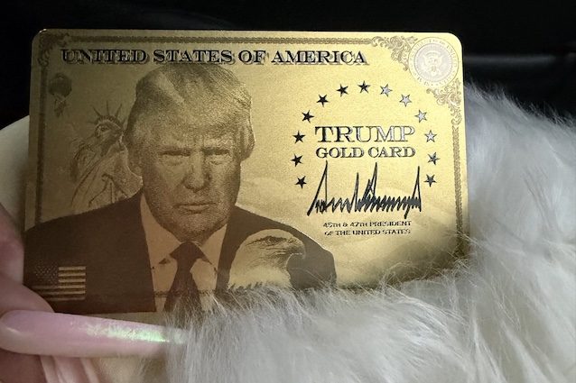 Nicki Minaj mostra la Trump Gold Card