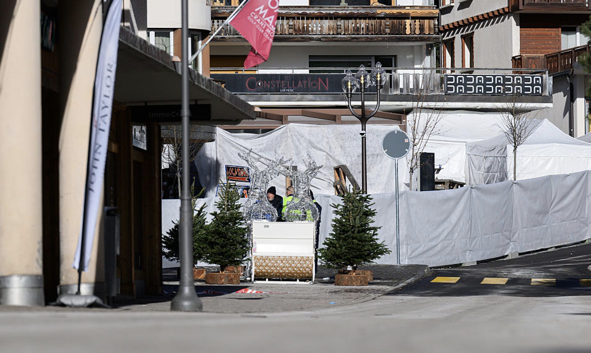 Strage Svizzera, l’incendio forse innescato dalle candele sulle bottiglie: “Una scala angusta unica via d’uscita”