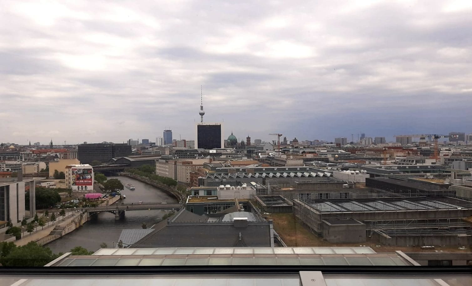 Mezzi pubblici fermi, semafori disattivati e case senza riscaldamento: cosa sta succedendo a Berlino