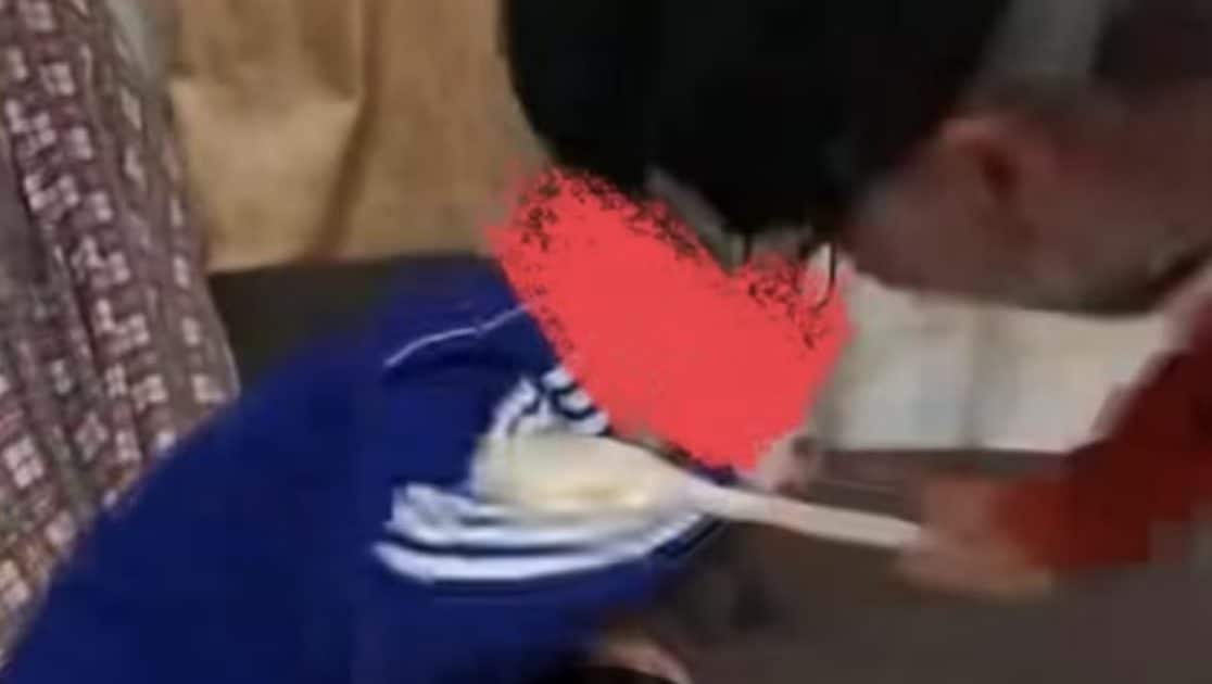 Bimbo picchiato dal papà col cucchiaio a Catania compare in un nuovo video: ripreso a teatro, indaga la Procura