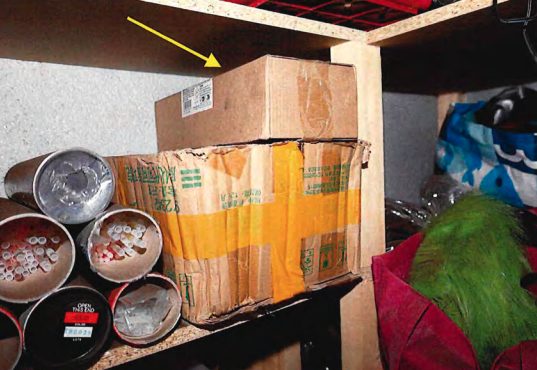 Fontane pirotecniche conservate nel magazzino del locale e che potranno essere utili a eventuali test durante le indagini sull’incendio