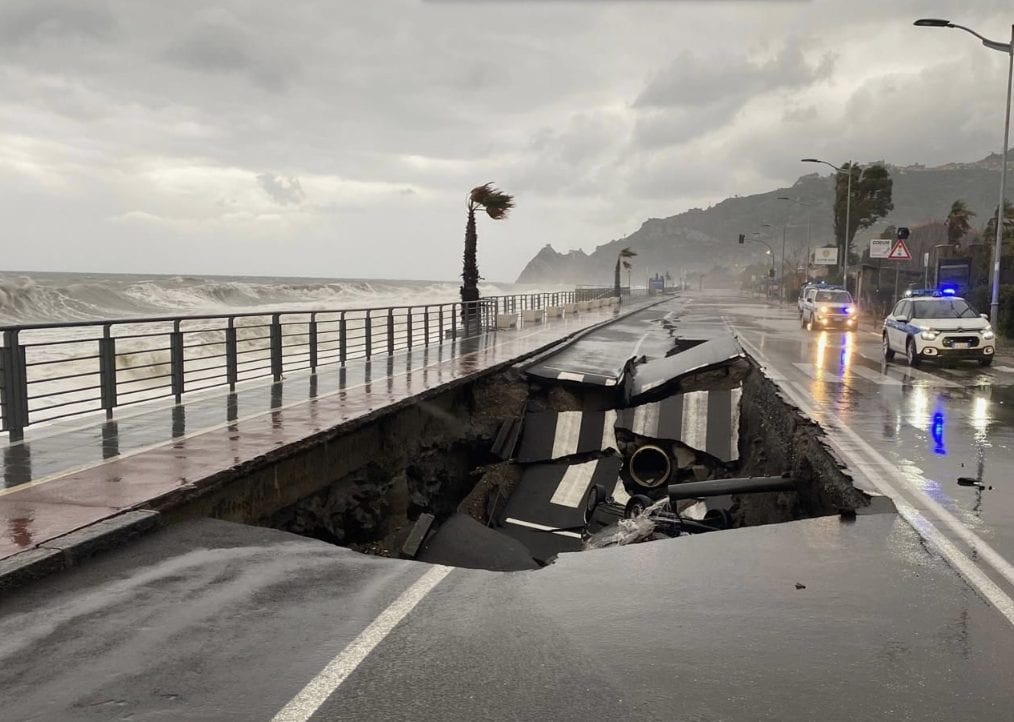 Mentre il ciclone Harry devasta l’Italia, a Davos fanno a gara a chi è più negazionista climatico