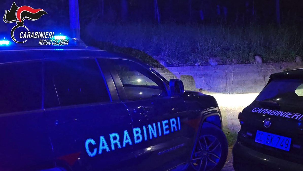 Si nasconde per evitare una condanna per violenza su minore: i carabinieri si fingono fattorini e lo arrestano