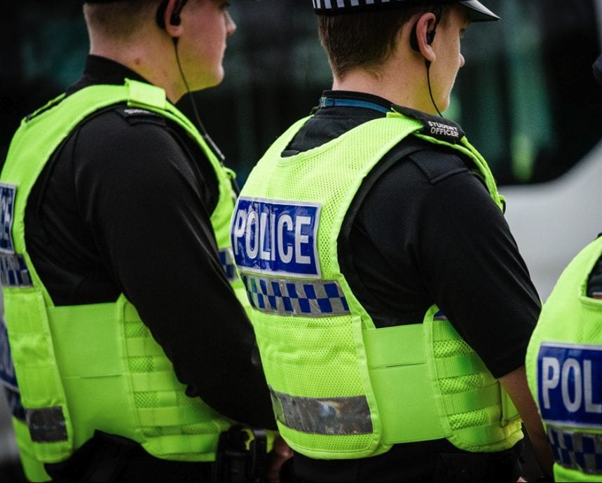 "Suo figlio è morto in un incidente stradale", ma il 17enne è vivo: l’errore che ha devastato due famiglie