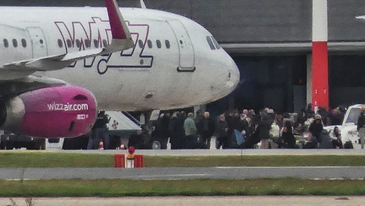 Voli per Tirana dirottati a Brindisi per maltempo: centinaia di passeggeri occupano la pista per protesta