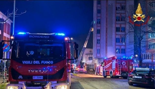 Incendio al Grattacielo di Ferrara, evacuati 80 appartamenti della torre B: decine di persone in ospedale