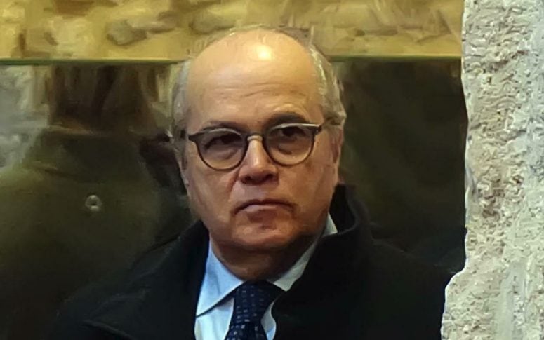 Vicesindaco condannato per violenza sessuale vota per se stesso e salva la poltrona: il caso nel teramano