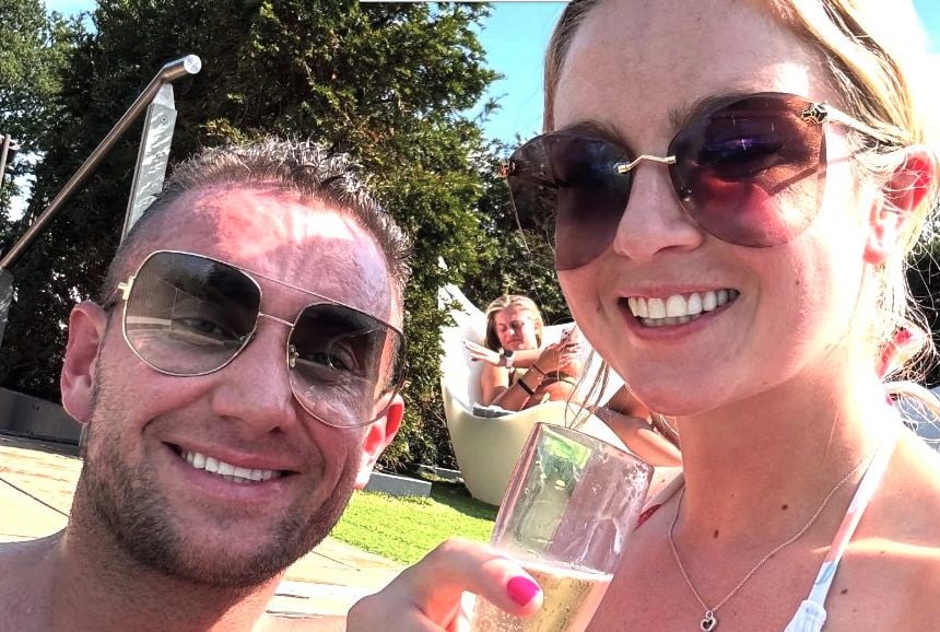 "Un anno da quando sei diventata mia moglie, sono felice", ma poi la trova impiccata il giorno dell'anniversario