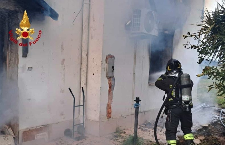 Intrappolato dalle fiamme, muore a causa del crollo del solaio a Brindisi
