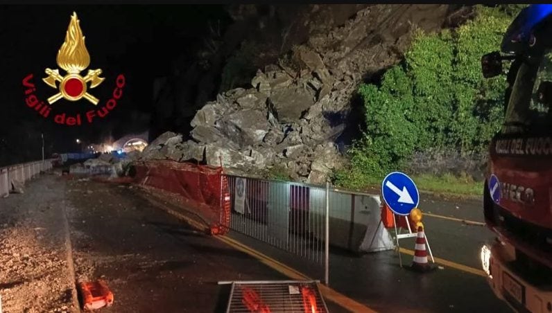 Frana ad Arenzano, Aurealia chiusa per i detriti: squadre Anas all'opera per liberare la strada