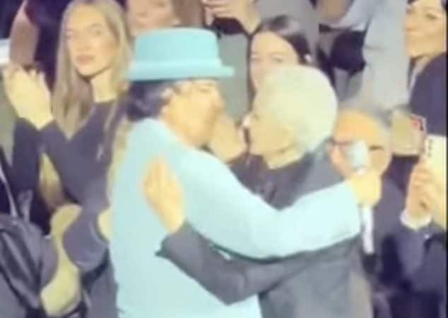 Renato Zero ferma il concerto e abbraccia Enrica Bonaccorti: "Quest'uomo mi ha rubato il cuore"