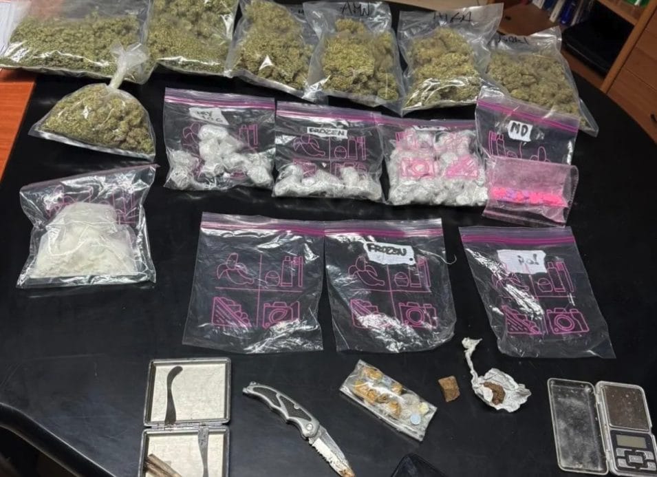 A 17 anni spaccia e tiene in casa oltre un chilo di droga, la madre lo denuncia a Perugia: "Arrestatelo"