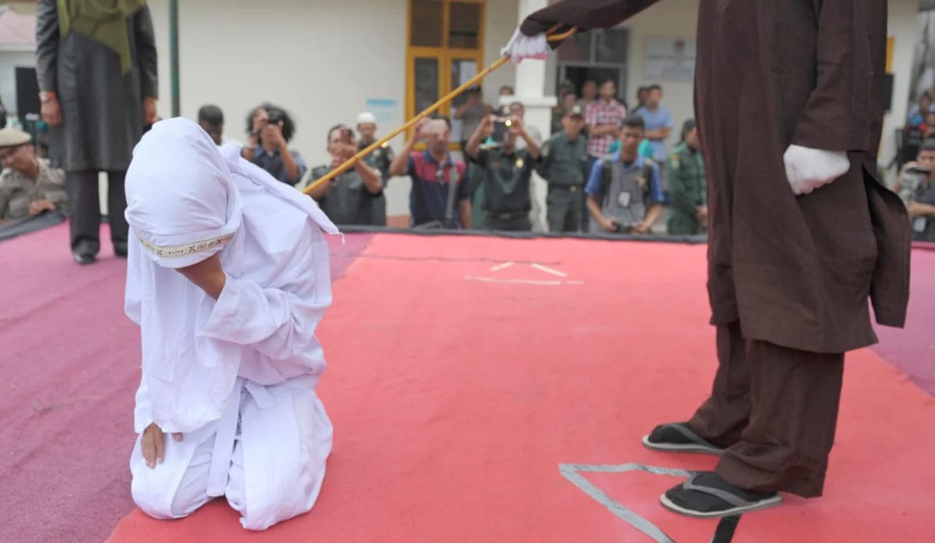 Fanno sesso fuori dal matrimonio: puniti con 140 frustate in Indonesia. Lei sviene per il dolore