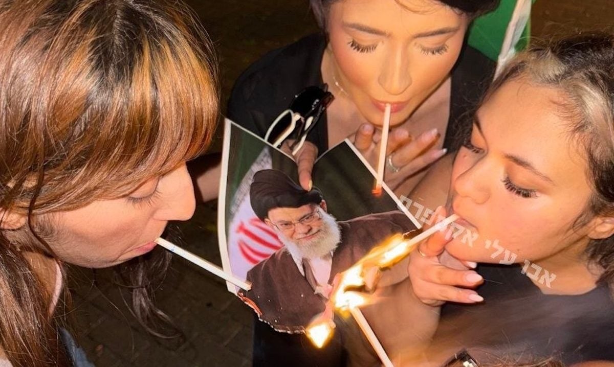 Perché le donne accendono sigarette con la foto di Khamenei per solidarietà alle proteste in Iran: il valore simbolico