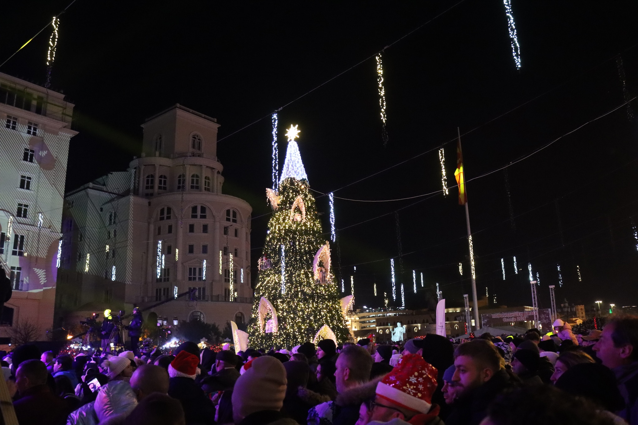 Guardava i fuochi d'artificio con la madre, poi lo sparo: bimbo ucciso da un proiettile vagante a Skopje