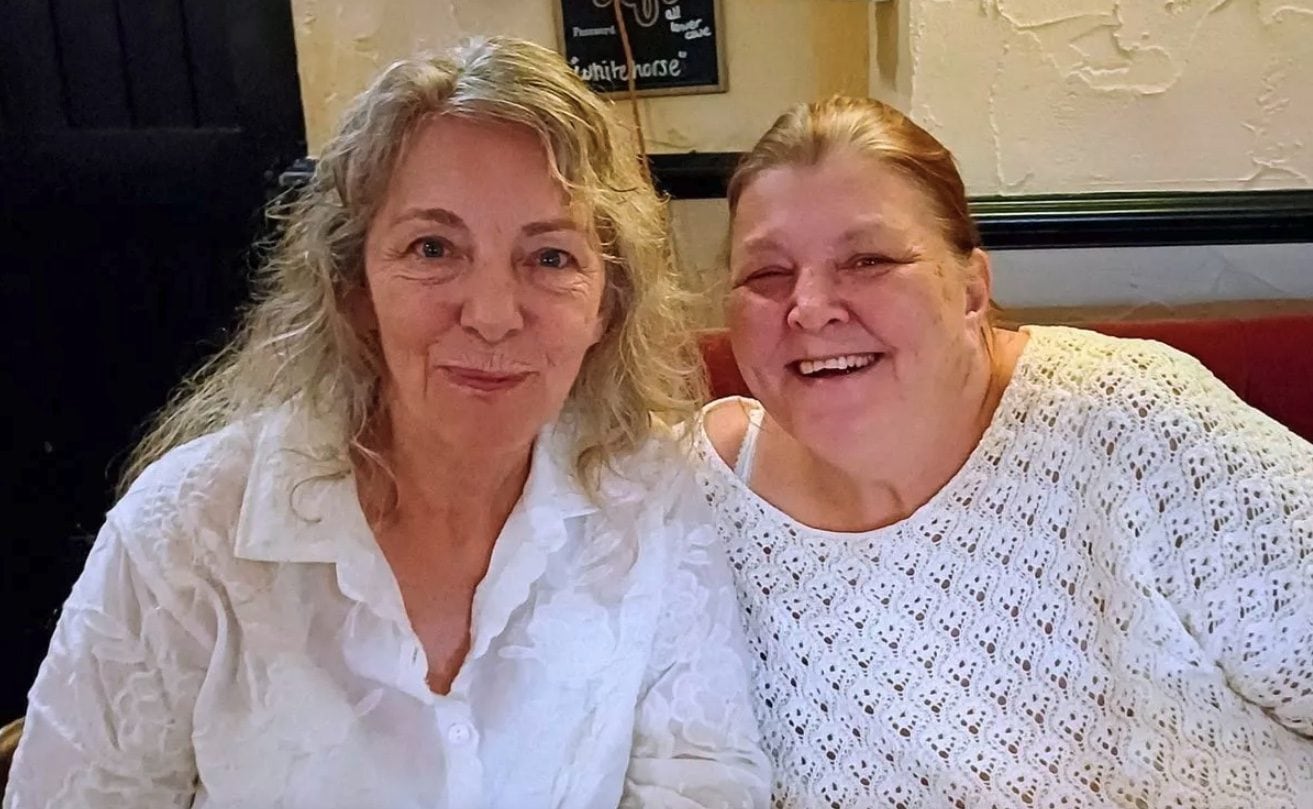 Separate da bimbe dopo il femminicidio della madre, sorelle si ritrovano 50 anni dopo sui social: “Travolgente”