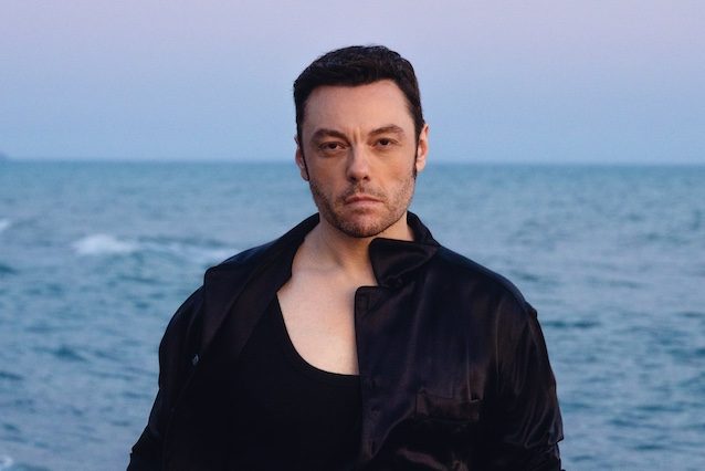 Testo e significato di Sono un Grande, Tiziano Ferro racconta il dolore per la fine dell'amore con Victor Allen