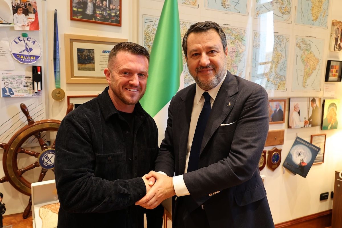 Salvini mano nella mano con Tommy Robinson, la star violenta e razzista dei neofascisti inglesi