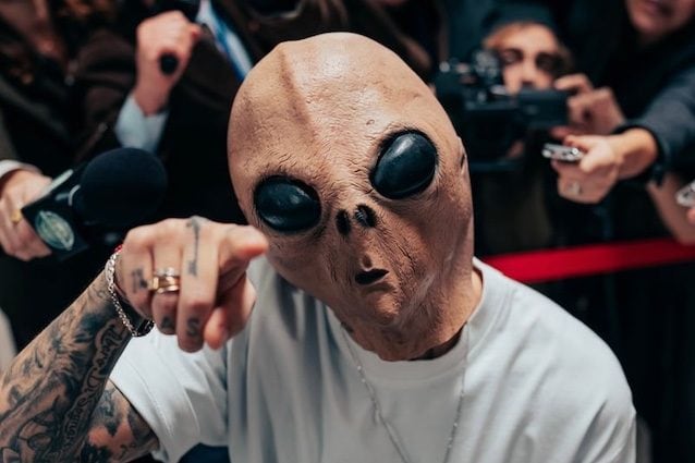 Ultimo come un alieno nel video di Acquario – PH. GIULIA PARMIGIANI