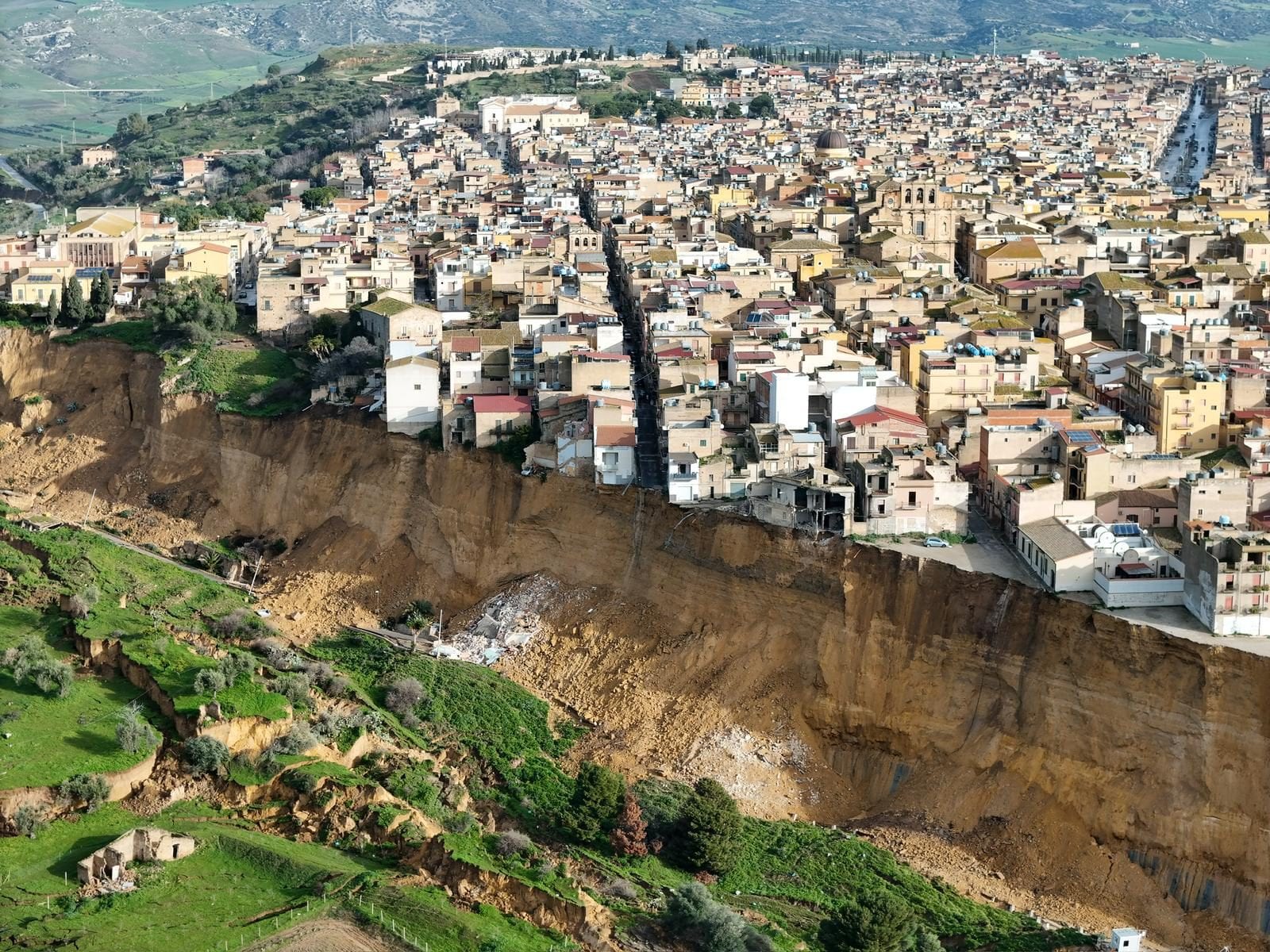 Niscemi, la frana continua a muoversi. Il consigliere comunale: "Numero degli sfollati sale a 1100"