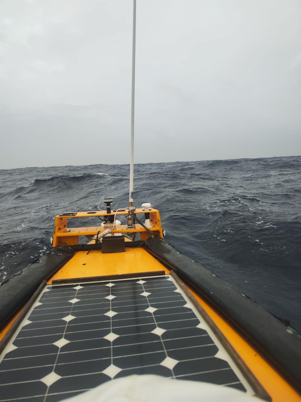 La barca a remi di Lorenzo Barone tra le onde dell’Oceano Atlantico
