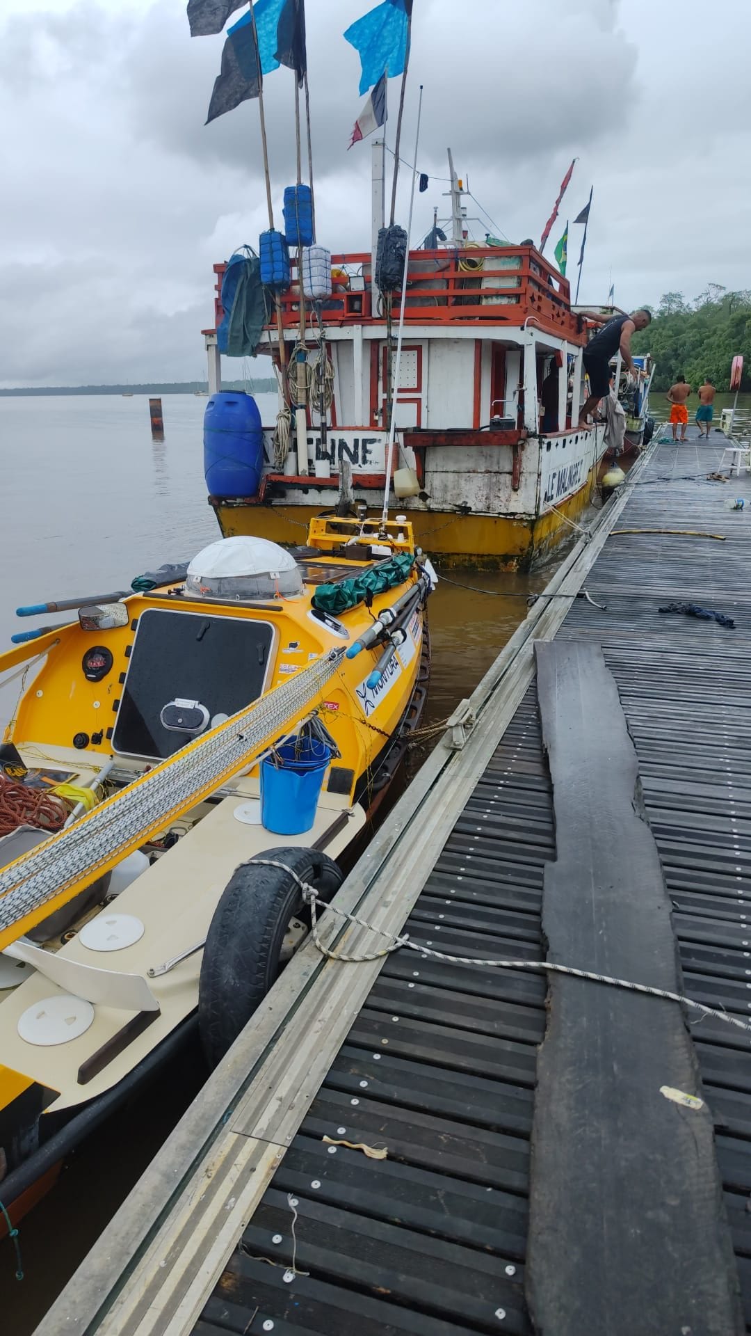 La barca attraccata in Guyana francese