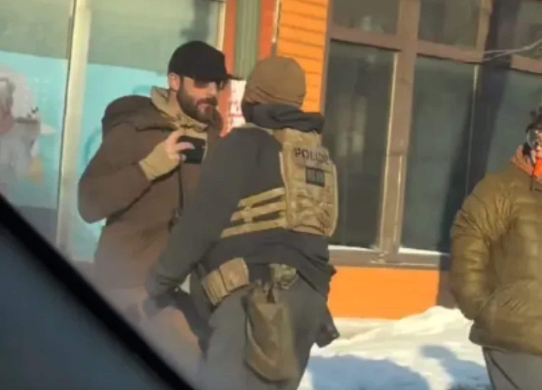 Alex Pretti aveva in mano solo un telefono quando è stato ucciso: smentita la versione dell’ICE