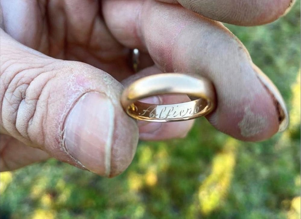 Rimane vedovo, estranei trovano fede nuziale persa dalla moglie 50 anni fa e la riportano: “Non sono coincidenze”