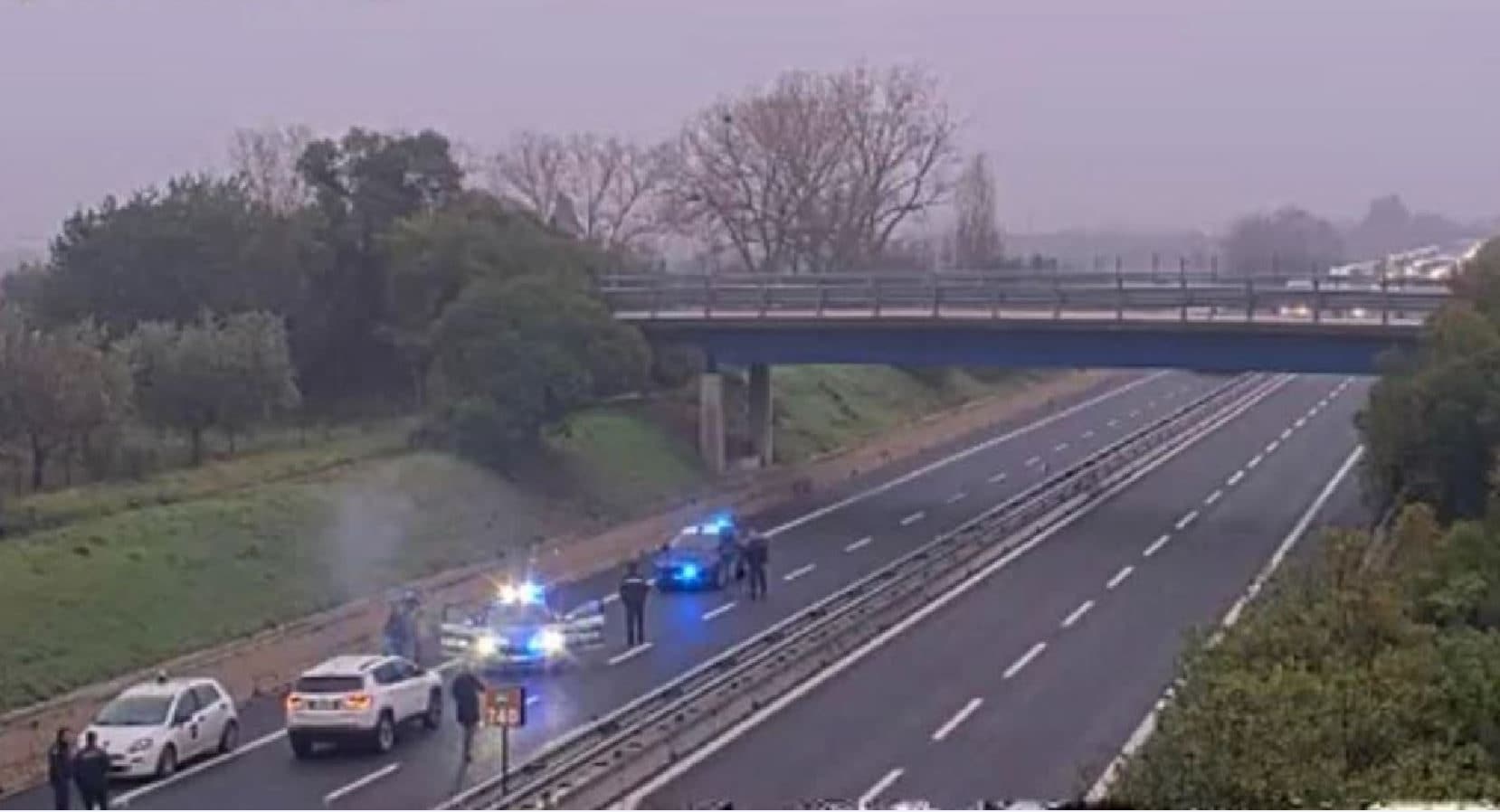 Assalto a portavalori in A14 a Ortona: mezzi in fiamme, chiodi e fumogeni per coprirsi la fuga