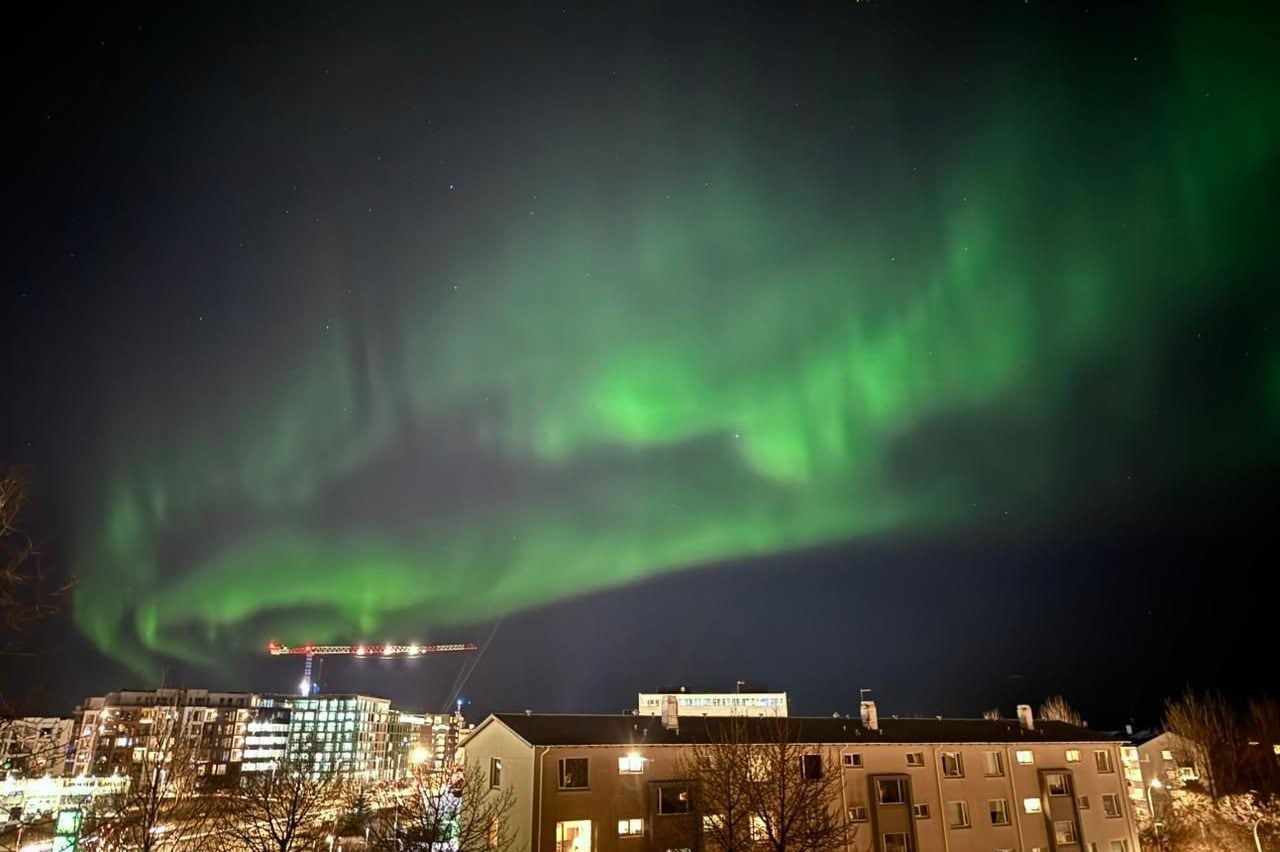 L'aurora boreale tinge di verde il cielo in Islanda: "Durata per ore e perfettamente visibile dalla città"