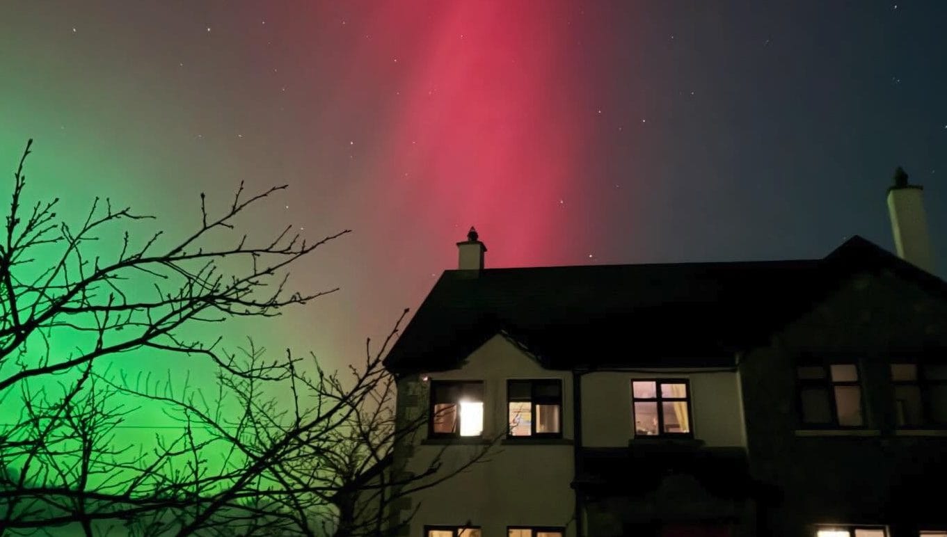 I cieli italiani si accendono di rosso e verde, le spettacolari immagini dell’aurora boreale