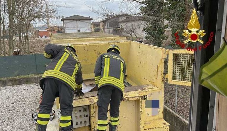 Cade in un autocompattatore mentre lavora, 65enne muore schiacciato: tragedia nel Padovano