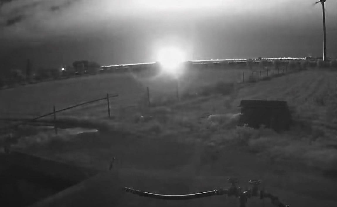 Boato e bagliore nei cieli, mistero in Puglia: i video del fenomeno, ipotesi bolide