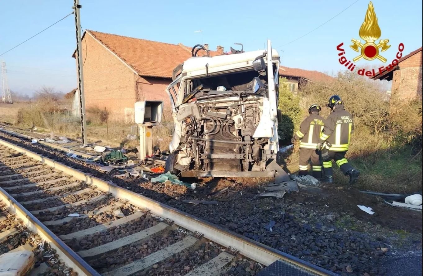 Treno travolge camion al passaggio a livello a Chivasso: circolazione sospesa sulla linea Torino - Ivrea