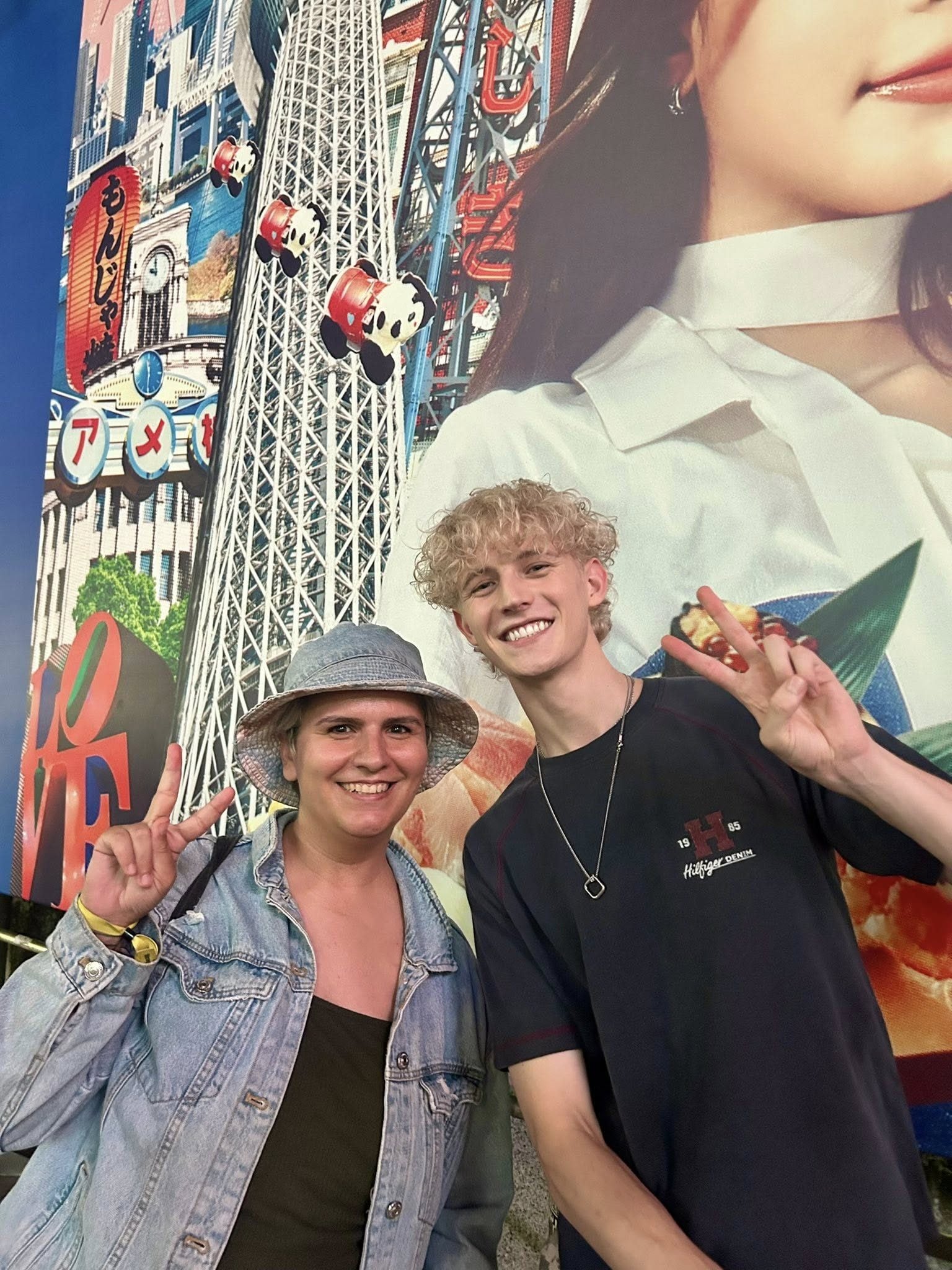 Clara e il tiktoker Kyle Metcalf (statunitense ma vive in Giappone, dove fa video nei quali parla giapponese con le persone del posto).