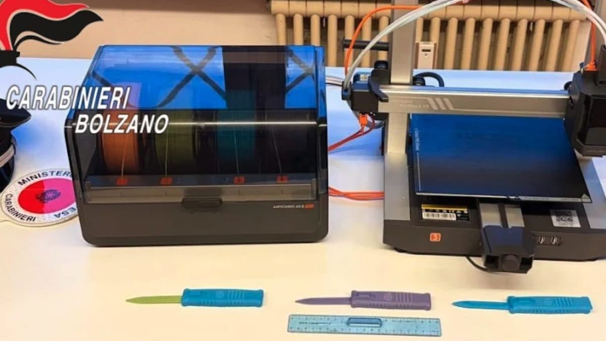 I coltelli e la stampante 3D sequestrata