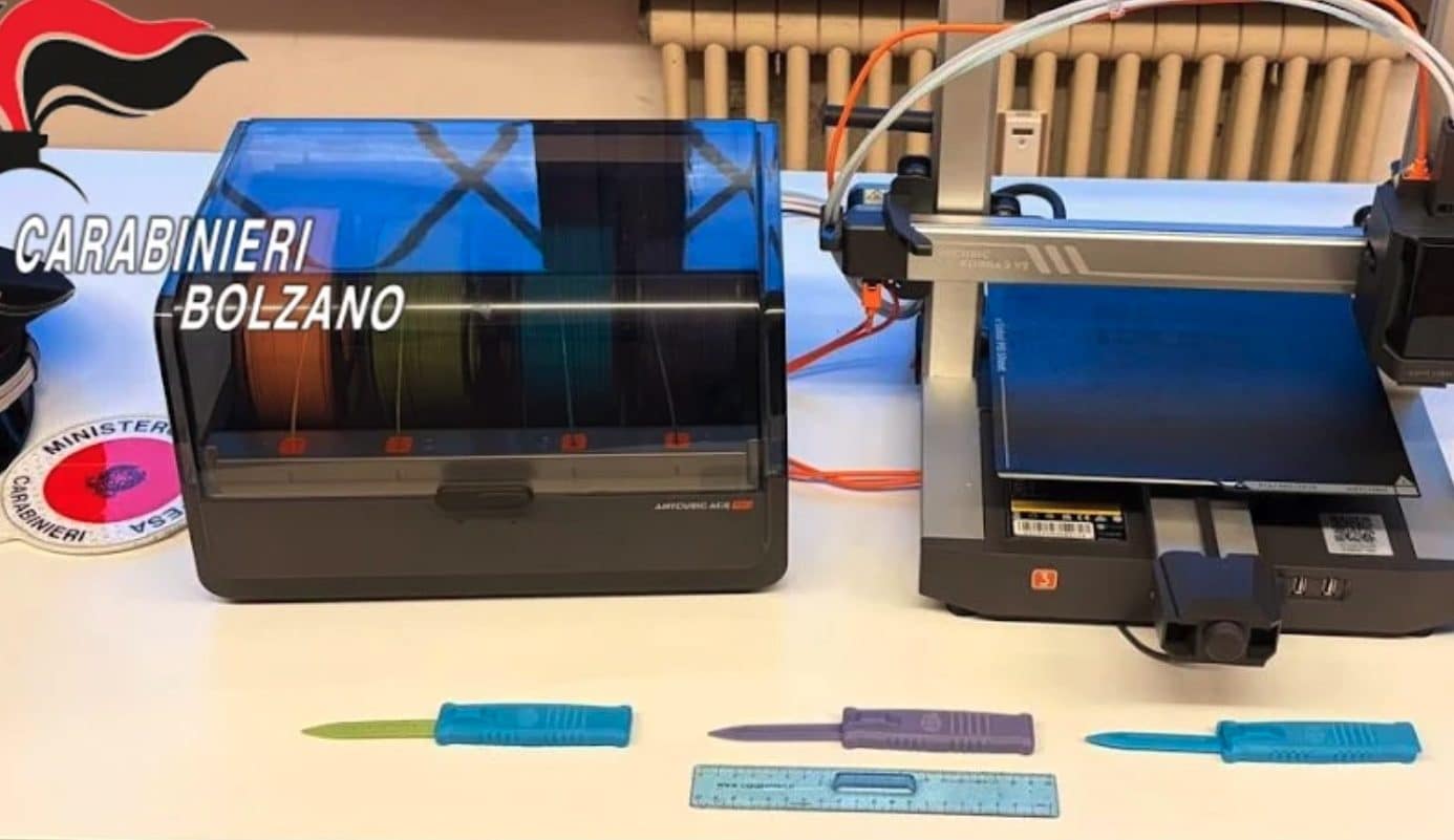 Porta a scuola media un coltello con lama da 8 cm: ragazzino li costruiva in casa con stampante 3D