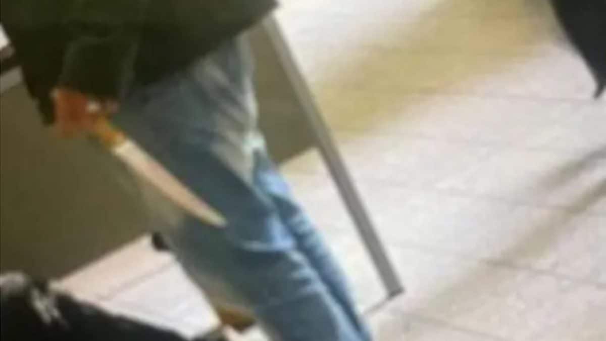 La presunta arma del delitto nella scuola di La Spezia