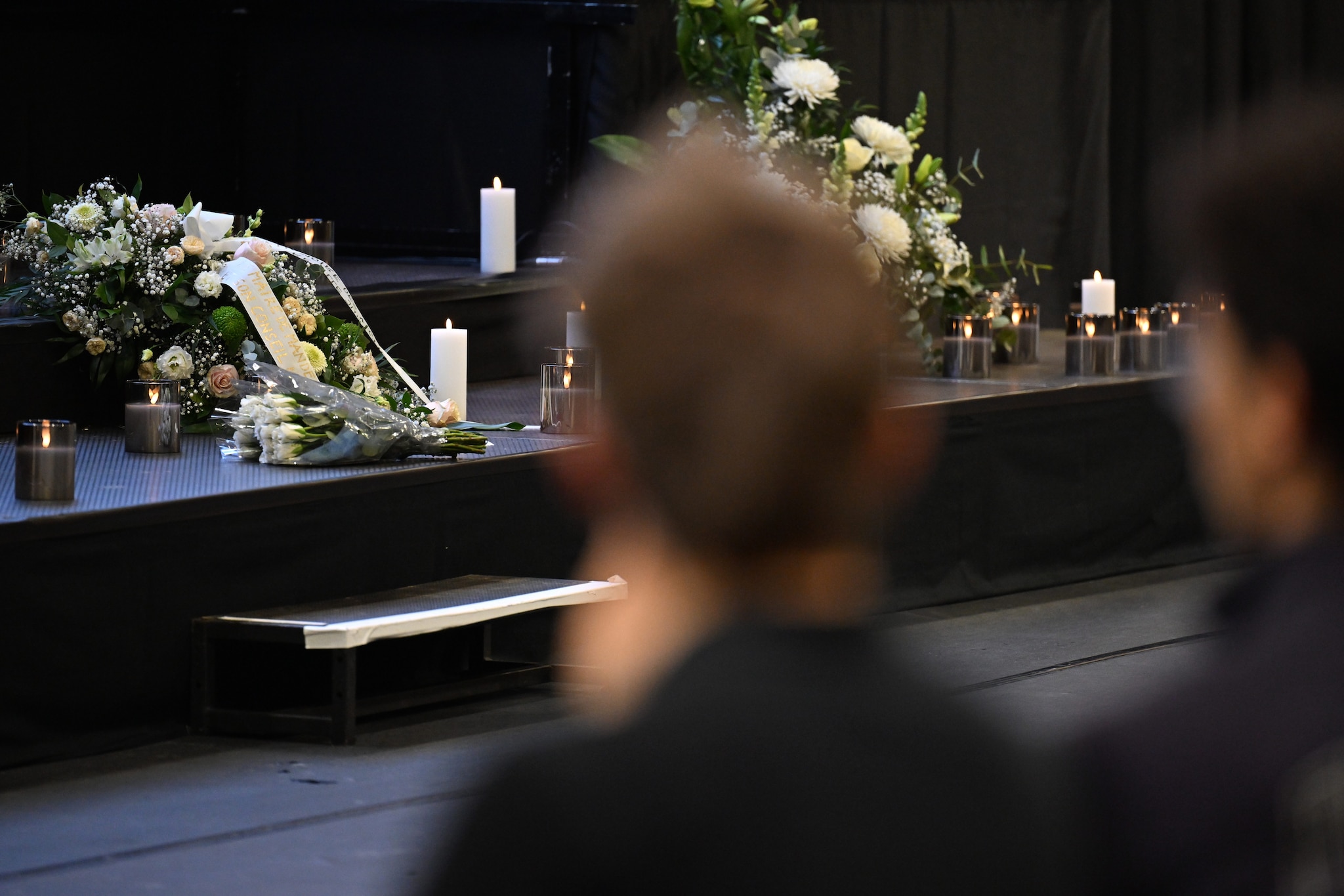 Crans-Montana, l’accusa ai Moretti: “Hanno distrutto video e foto”. In Svizzera la cerimonia per le vittime