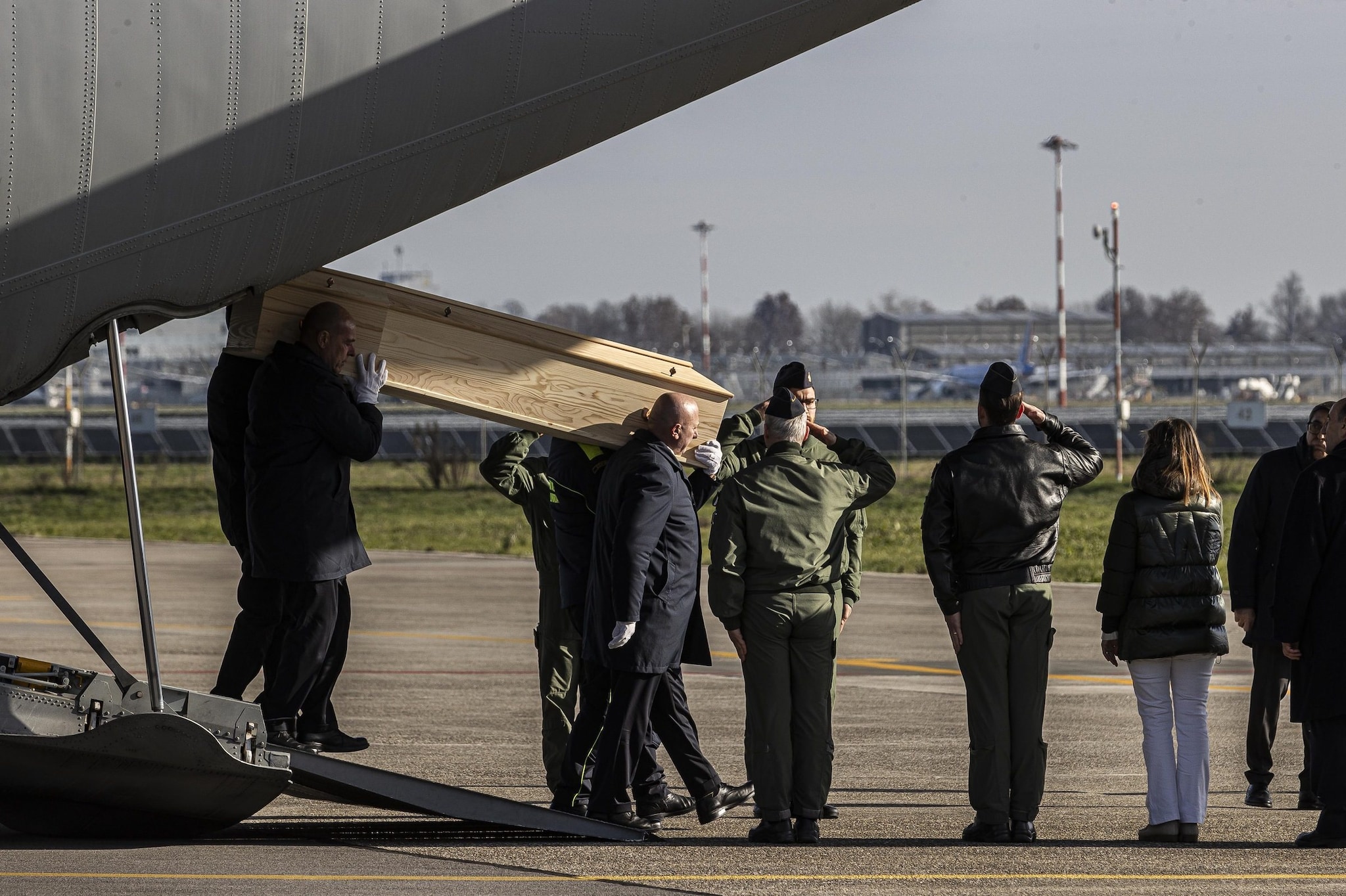 Crans-Montana, arrivate a Milano le salme dei ragazzi italiani: "Le famiglie delle vittime chiedono giustizia"