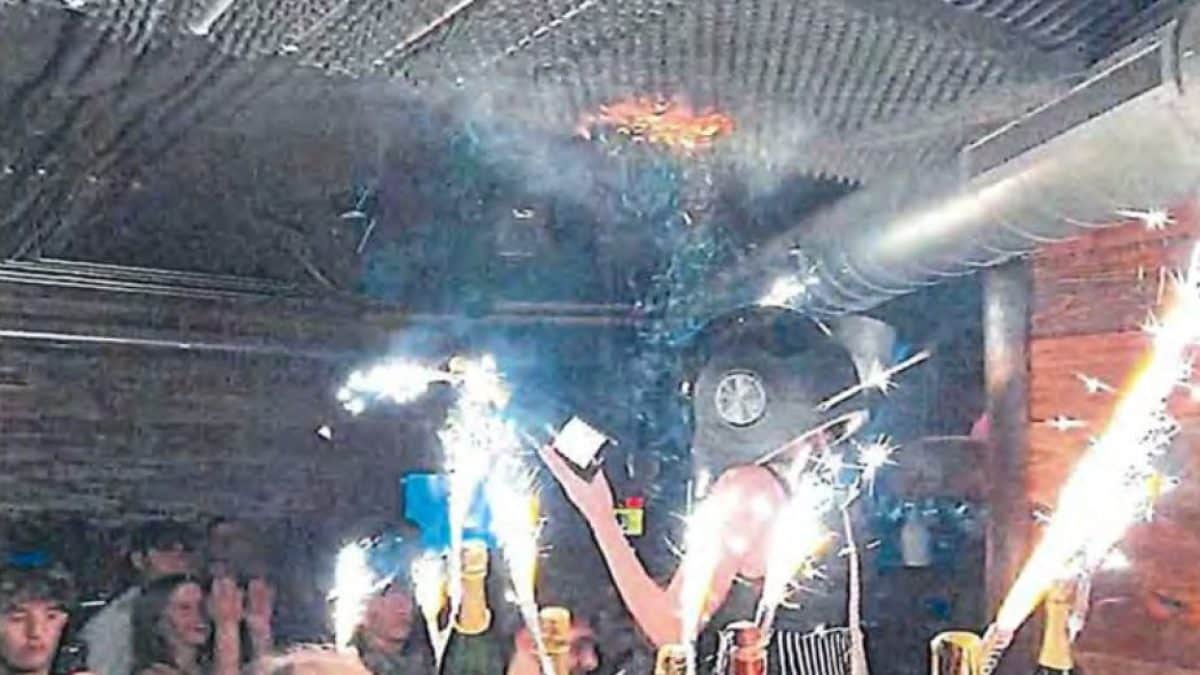 Cyane Panine, la cameriera con il casco nelle foto consegnate dai partecipanti alla serata.