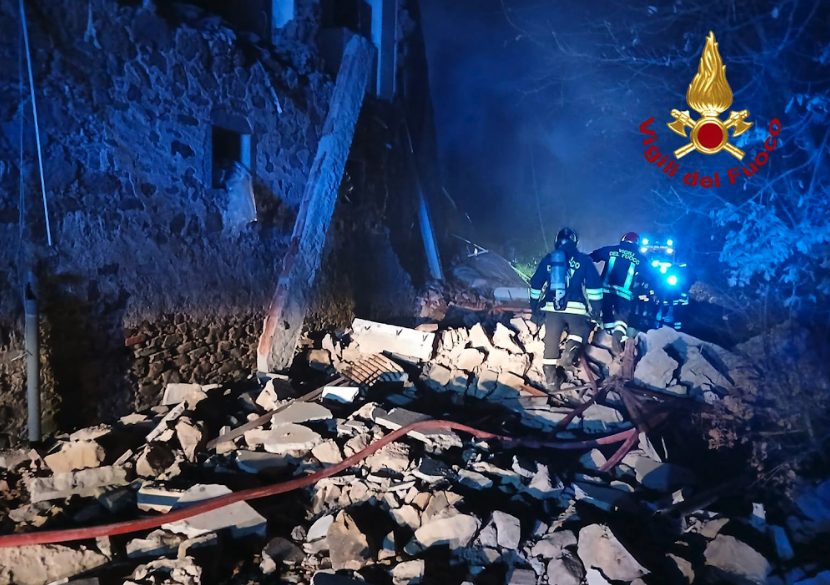 Esplode e crolla una palazzina ad Arezzo: tre feriti, si cercano possibili dispersi sotto le macerie