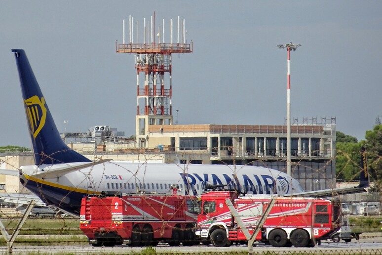 Bomboletta di spray al peperoncino scoppia sul volo Ryanair Milano-Brindisi: a bordo scoppia il panico