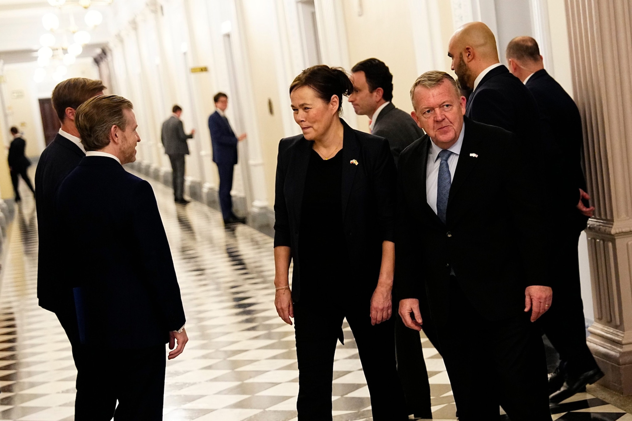 Groenlandia, cosa si è deciso al vertice: Trump minaccia, i Paesi europei inviano soldati sull'isola