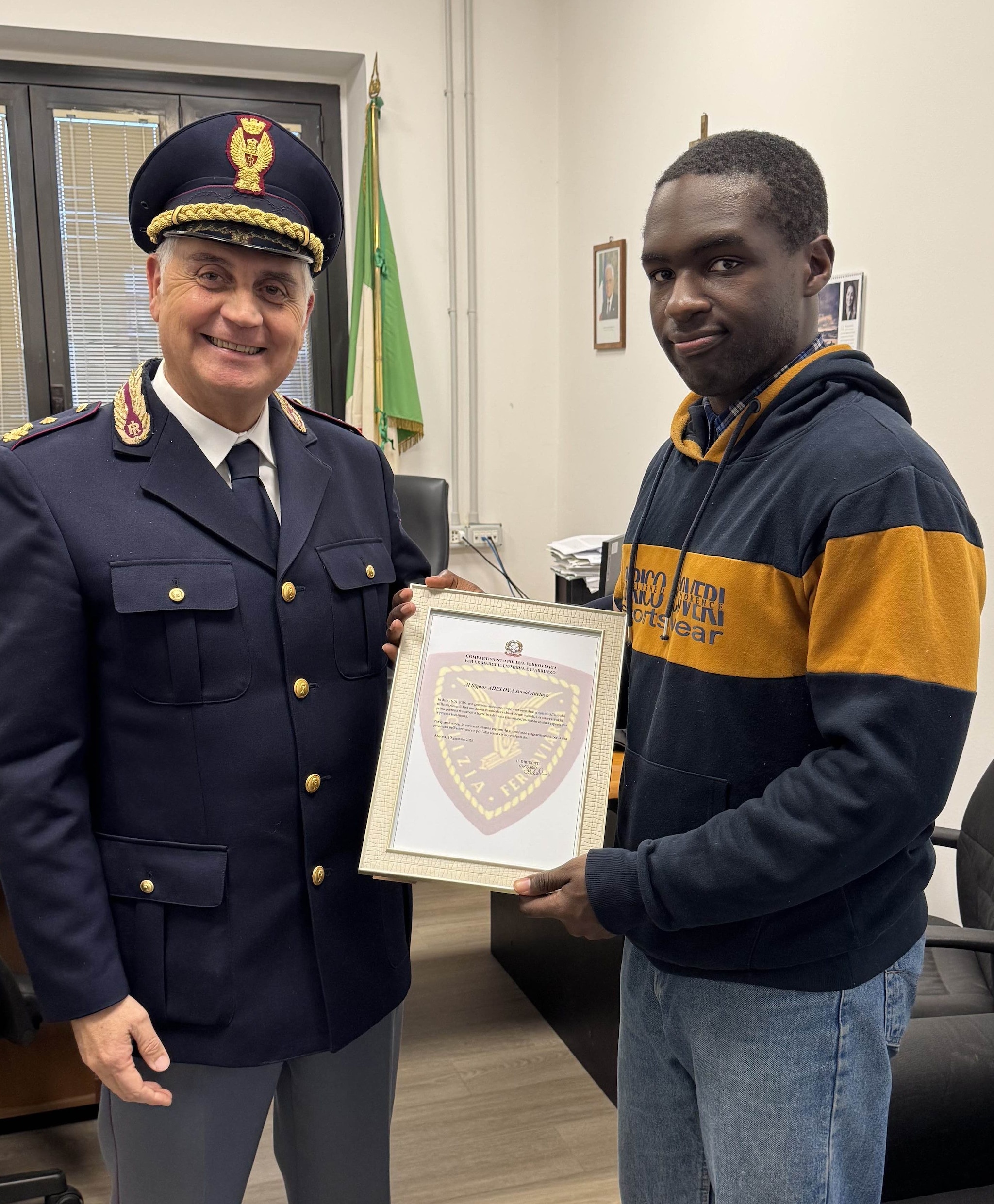 Davide insieme a Michele De Tullio, dirigente del Compartimento di Polizia Ferroviaria per le Marche, l’Umbria e l’Abruzzo.