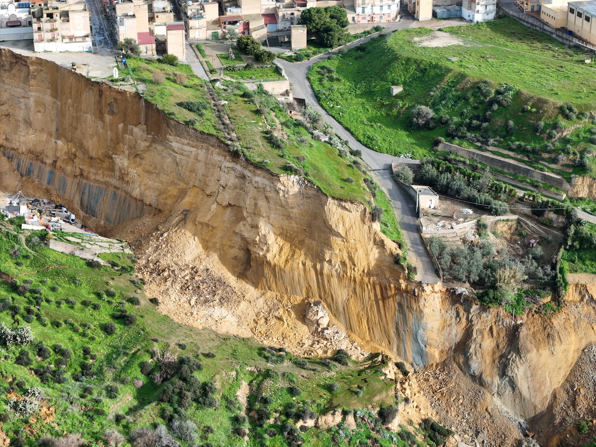 La strada crollata a causa della frana