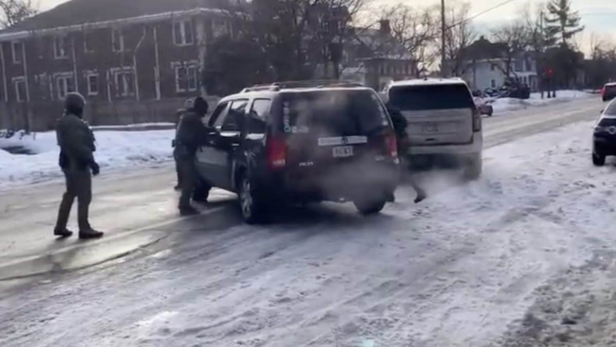 Un frame del video in cui si vede l’agente dell’ICE sparare alla donna a Minneapolis.