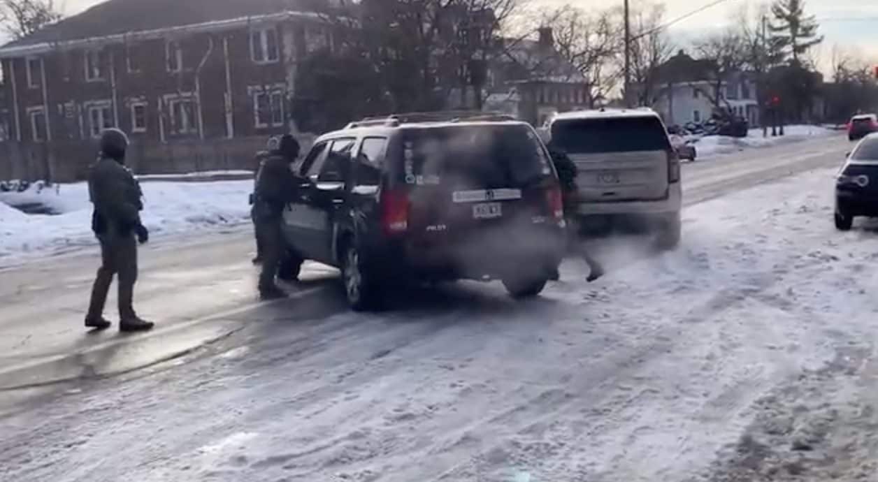 Minneapolis, agente ICE spara e uccide una 37enne durante raid anti-migranti: la scena ripresa in un video