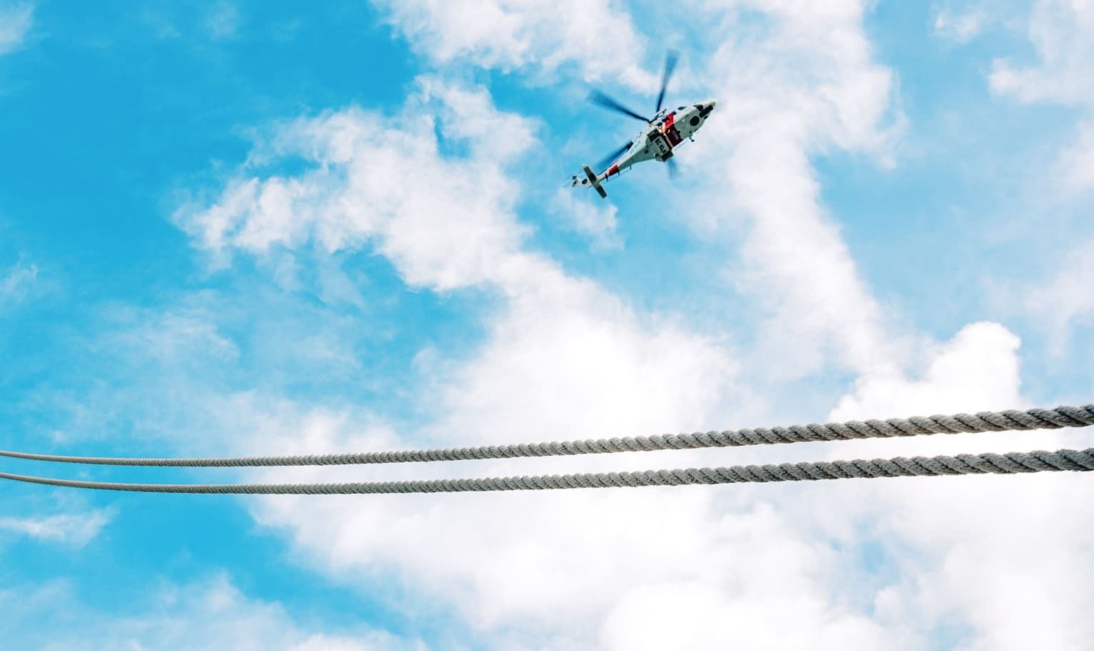 Elicottero colpisce corda tesa tra le montagne e si schianta, sposo e le nipoti muoiono nel giorno delle nozze