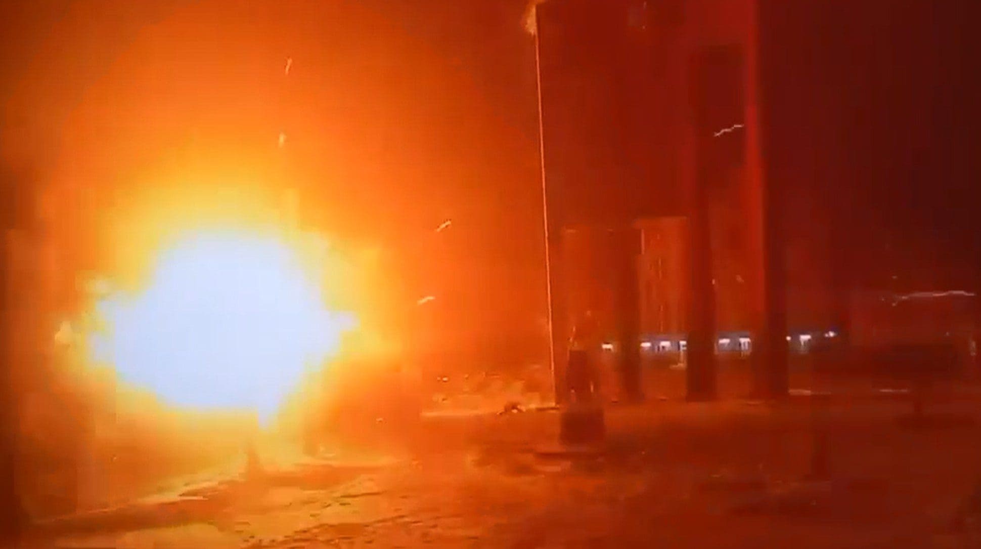 Il momento in cui il drone russo colpisce il parco giochi